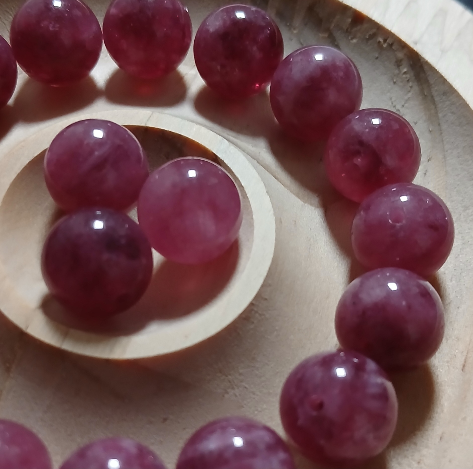 Lot de 16 perles en Lépidolite – diamètre 10 mm.
