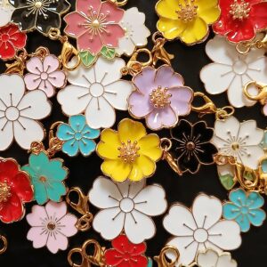 Décos de Chaussures ou Sacs – Porte-clés Fleurs en Émail