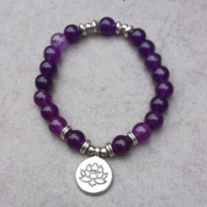Bracelet en améthyste 4A avec pendentif fleur de lotus — équilibre, clarté et douceur.
