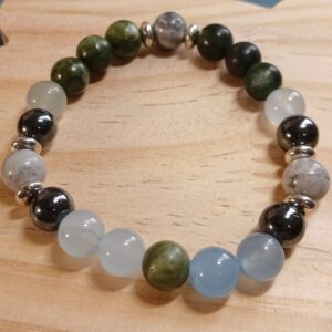 Bracelet élastique 16 cm en jaspe grise, jaspe verte, aventurine bleue et hématite, agrémenté de séparateurs argentés. Un bijou élégant aux énergies harmonisantes.