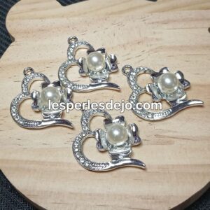 Pendentif argenté en forme de symbole Om