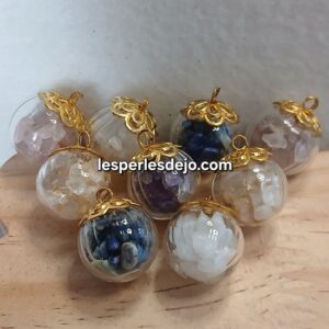 pendentif en fiole mélange d’éclats de pierres naturelles.