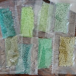 40 gr environ - perles de rocailles rondes - 2 mm - tons verts - lot 1