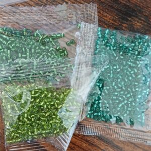 20 gr environ - perles de rocailles 2x1 mm - tons verts - lot 2
