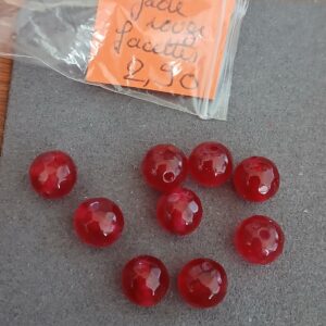 9 jade rouge à facettes - 8 mm
