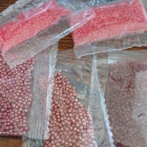 25 gr environ - perles de rocailles rondes 2 mm environ - tons rouge/cuivre- lot 3
