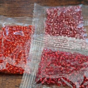 15 gr environ - perles de rocailles 2x1,5 mm - tons rouge - lot 4
