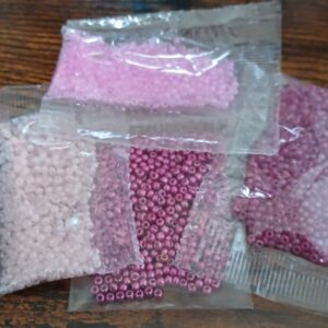 20 gr environ - perles de rocailles rondes 1,6 mm - tons rose- lot 5