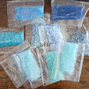 50 gr environ - perles de rocailles 2x1 mm + rondes 2mm- tons bleus - lot 11
