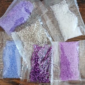 30 gr environ - perles de rocailles 2x1,6 + rondes 2mm - tons violet - lot 12