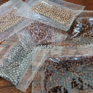 30 gr environ - perles de rocailles 2x1,6 mm et rondes- tons bronze - lot 16