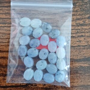 24 perles galets bleus 8x6 mm